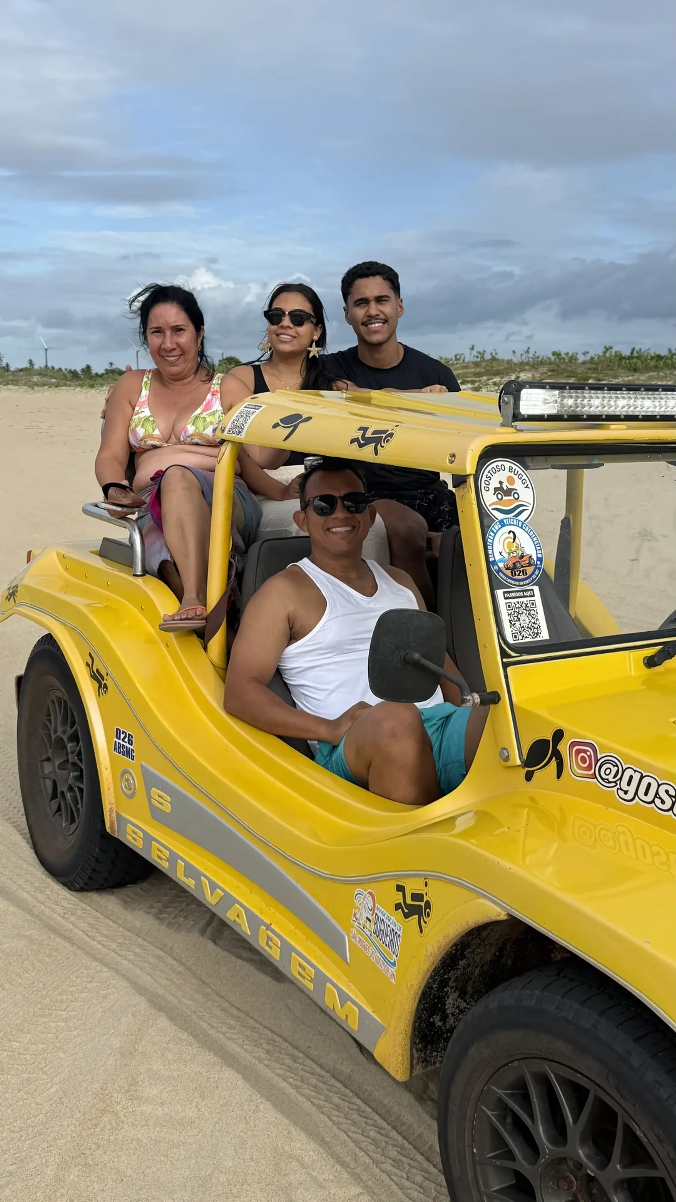 Cliente sorrindo a bordo de um buggy amarelo