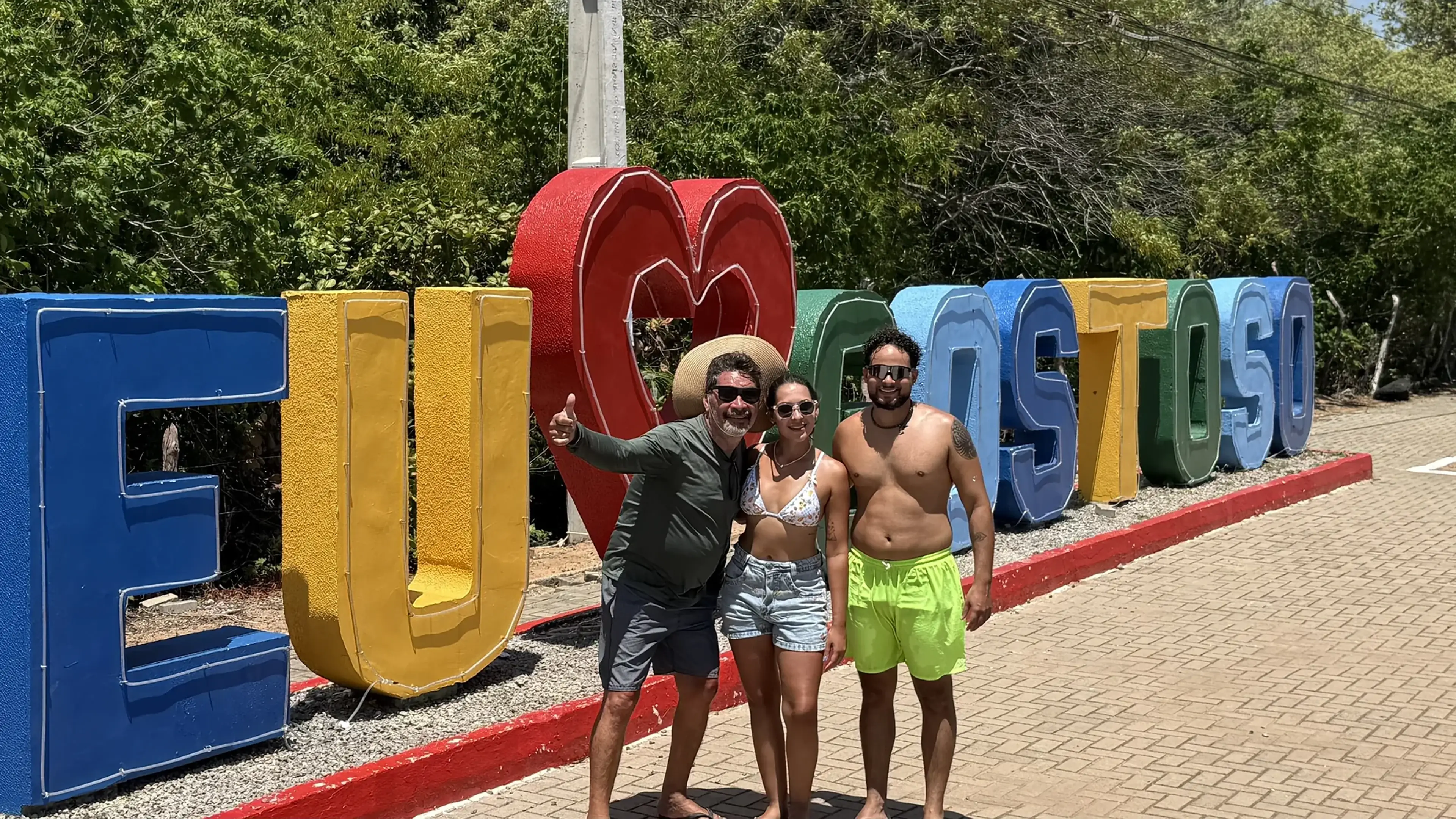 Visitantes no letreiro Eu amo Gostoso