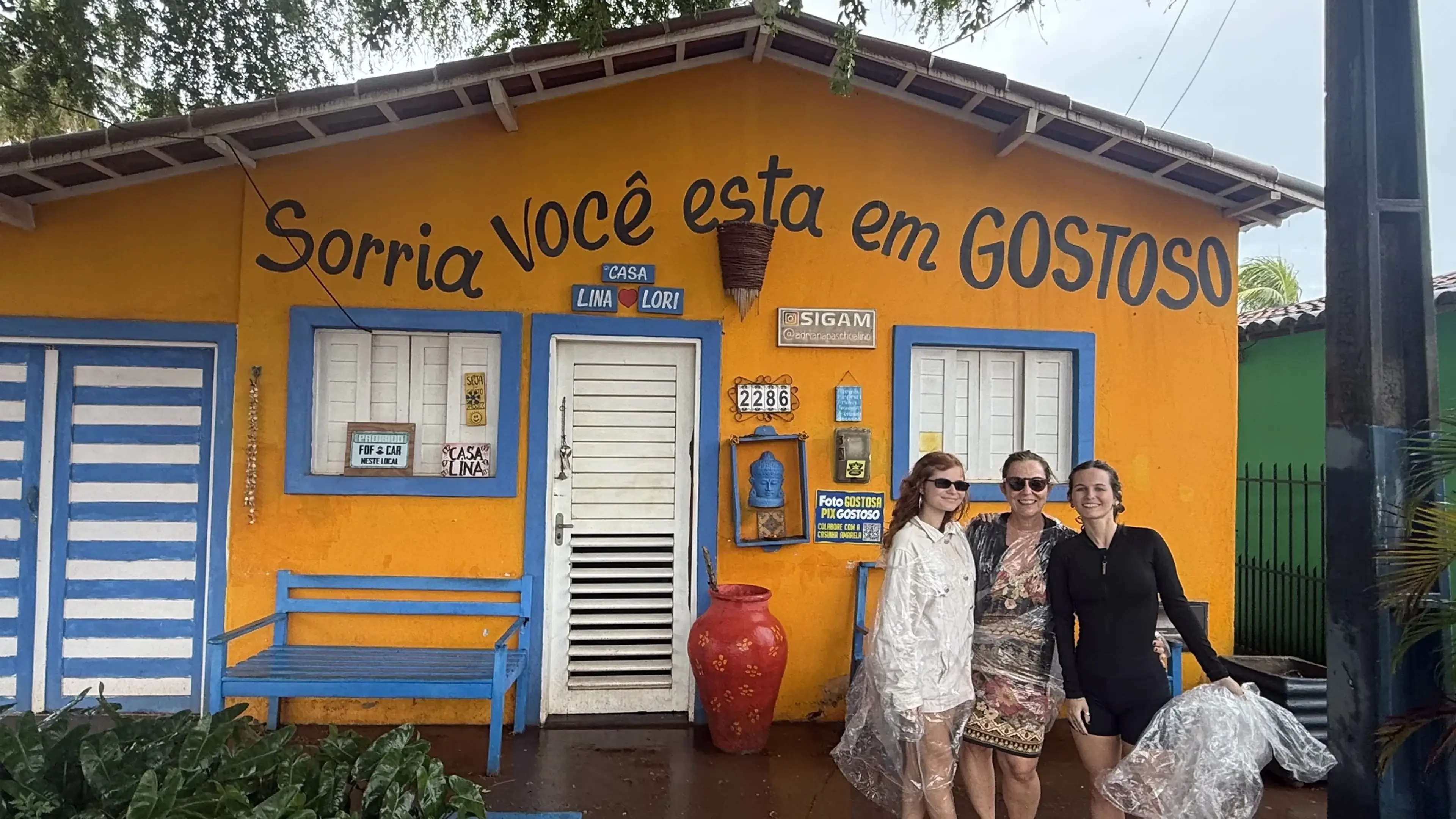 Visitantes diante da fachada Sorria você está em Gostoso