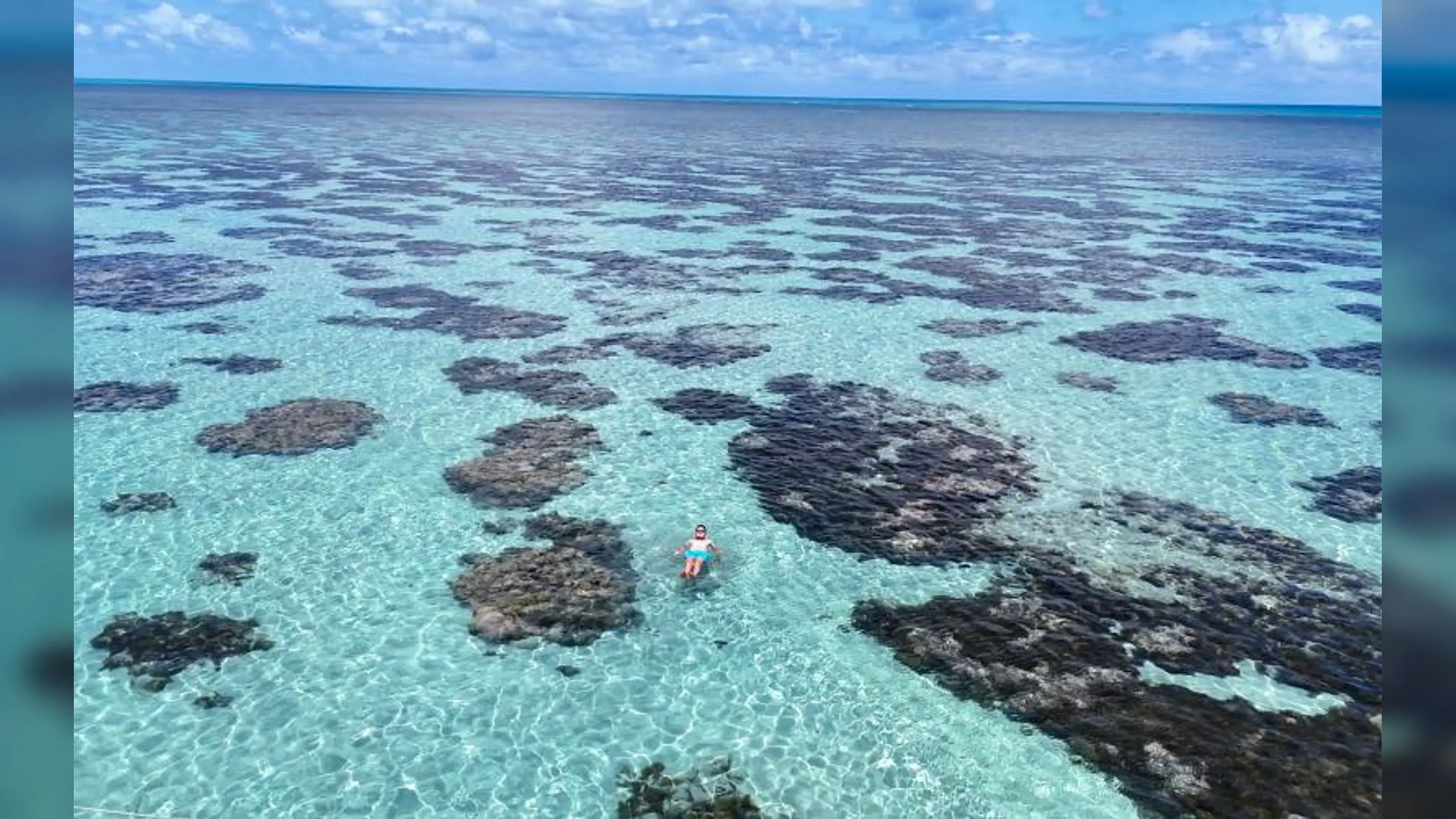 Lancha com visitantes nas piscinas naturais de Perobas